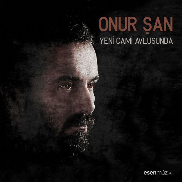 onur-san-yeni-cami-avlusunda
